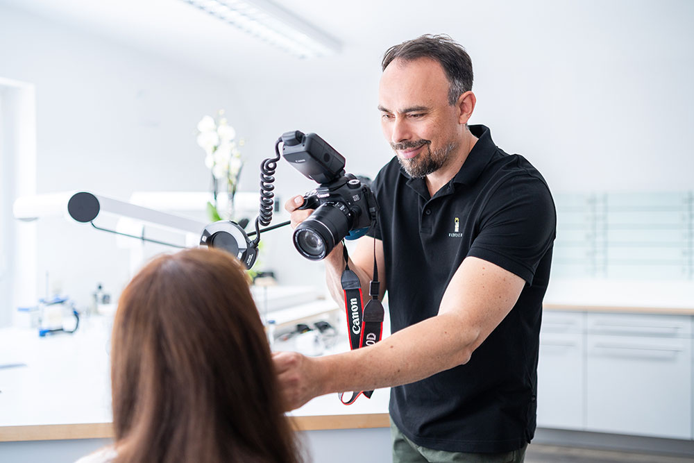 Herr Dovner von vidodent mit Fotoapparat